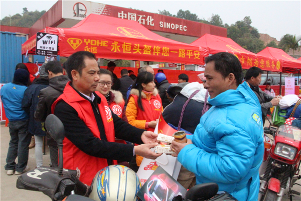 市总工会副主席慰问返乡农民工
