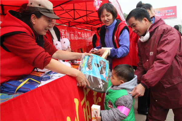 梧州市总工会党员义工为返乡务工的小孩送上书包.jpg