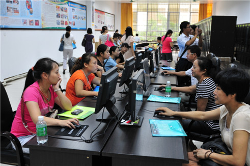 职工们在读书日里到市总职工书屋阅读图书.JPG