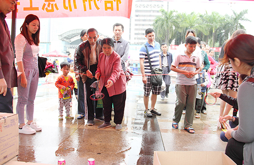 五一广场活动跑圈游艺.jpg