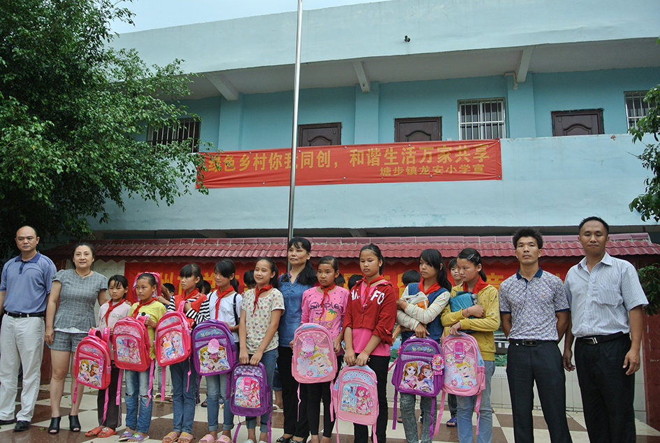 梧州市总关爱留守儿童w.jpg