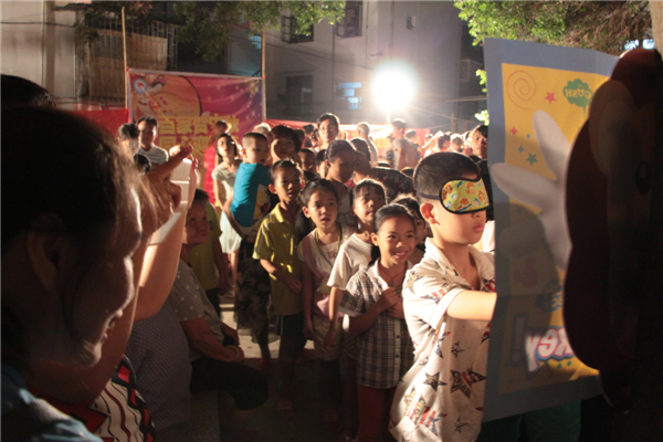 在中秋节来临之际，为进一步拓展“双报到”活动，践行“两学一做”学习教育，关爱社区职工群众，营造欢乐祥和的节日氛围，梧州市