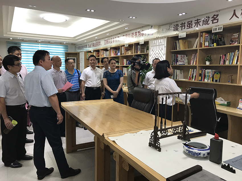 6-与会人员观摩岑溪农村商业银行职工书屋.JPG