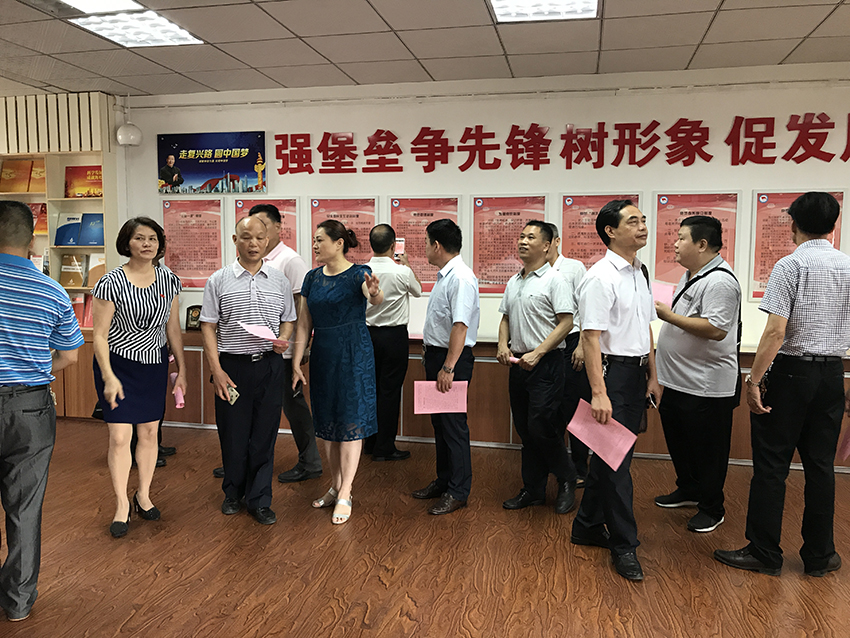 2-与会人员观摩岑溪供水有限公司党建工作室.JPG