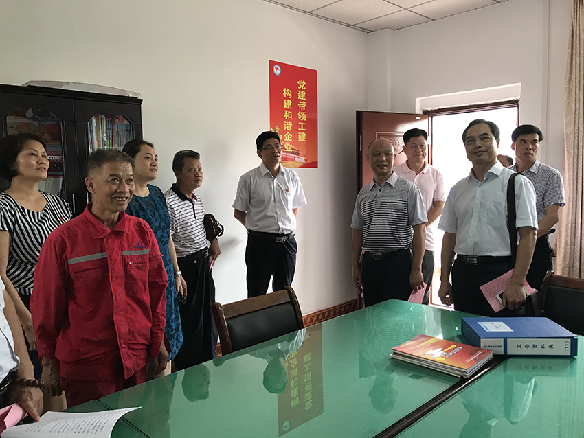 3-与会人员观摩岑溪供水有限公司劳模创新工作室.JPG