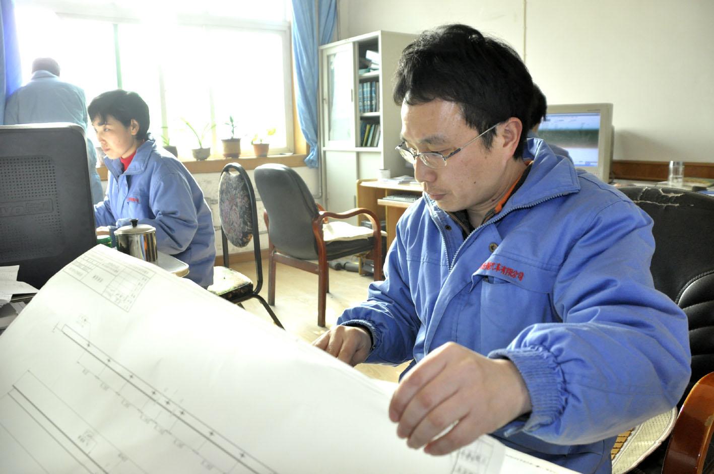 梧州职工：以劳模为榜样，做好本职工作