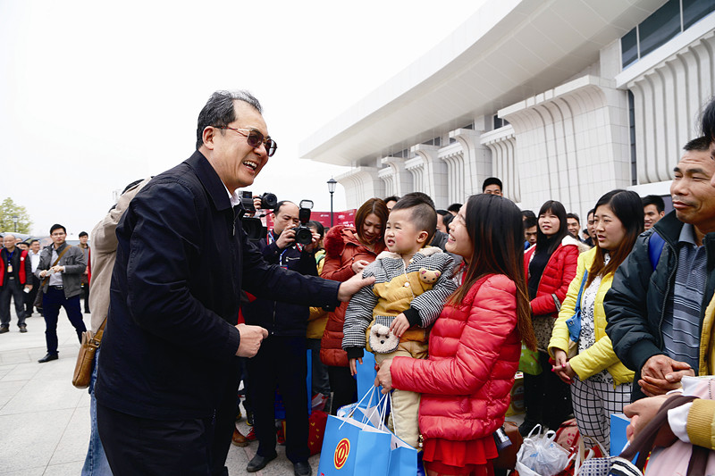 王跃飞在梧州迎接在粤务工返乡农民工