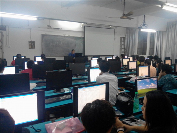 计算机班的学员地进行计算机操作.jpg