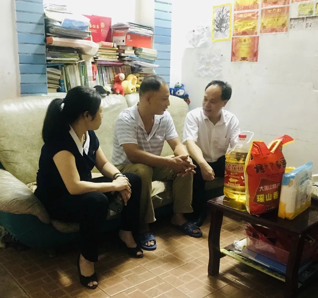 节日慰问暖人心，结对帮扶情谊真