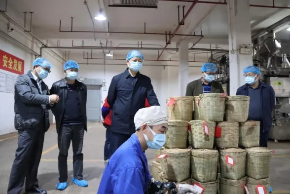 自治区财贸轻纺烟草工会到我市开展元旦春节送温暖活动