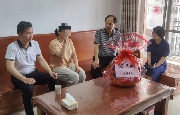 走访慰问传真情 深切关怀鼓干劲丨市总工会开展女职工系列走访慰问活动