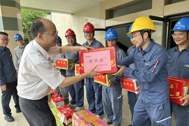 梧州市总工会联合南方电网超高压公司梧州局开展送清凉慰问活动