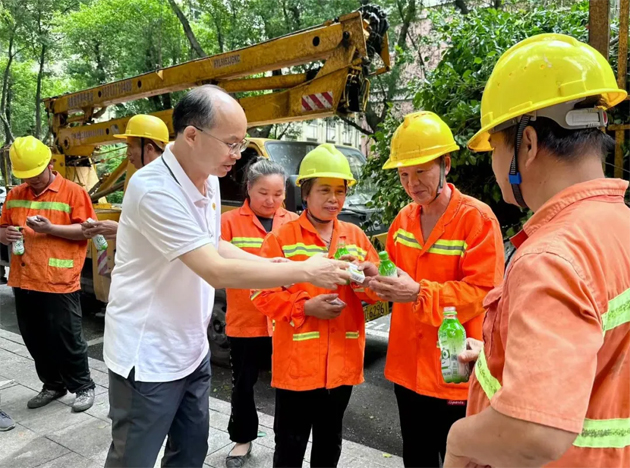 清凉驱暑热，关怀沁人心丨梧州市总工会与爱心企业为艰苦岗位一线职工送清凉