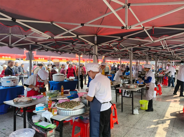 2025年梧州市餐饮行业职工职业技能竞赛非遗集市暨岑溪古典鸡（水蒸）·豆腐酿制作技能竞赛在岑溪开赛