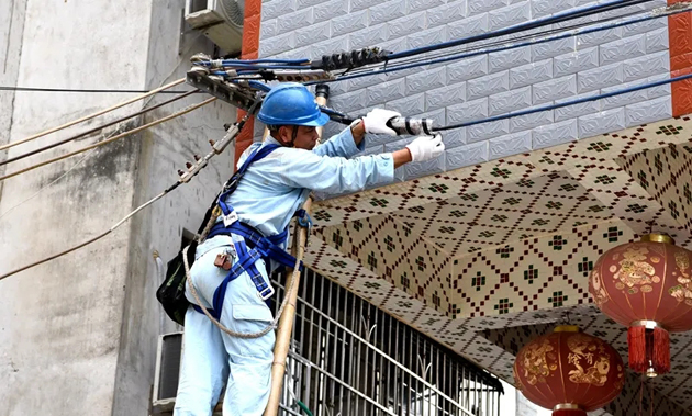 南方电网广西新电力集团梧州供电公司整治“低电压” 群众用上放心电