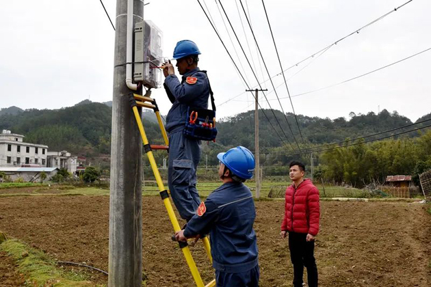 春耕正当时 电工保电忙