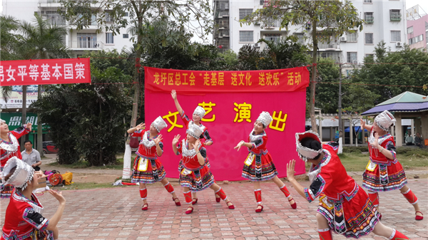 梧州龙圩区总工会深入开展“走基层 送文化 送欢乐”系列活动