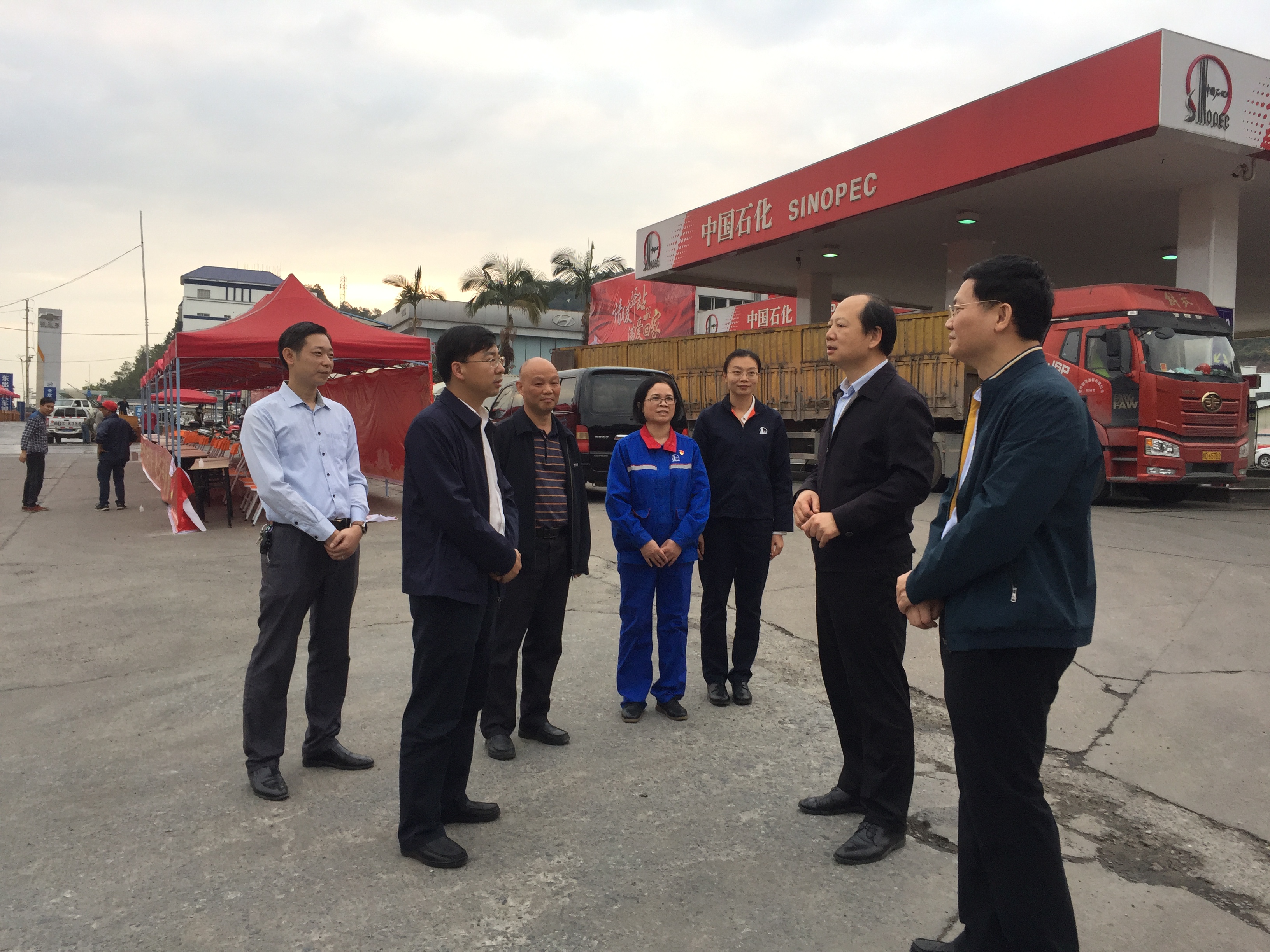 自治区总工会副主席郑胜景到梧州春运服务站指导工作