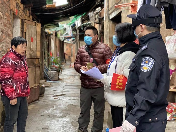 图2.2月4日，万秀区总工会主席莫培烨到龙骨社区协助开展疫情防控核查和宣传工作.jpg