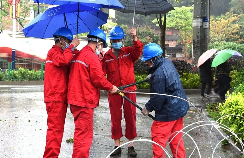  南方电网广西新电力投资集团苍梧县公冒雨抢修线路