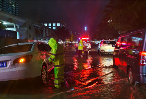【致敬劳动者】暴雨来袭 他们昼夜奋战护平安