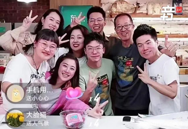 打工新鲜事丨一边“上课”，一边“卖大米”，被他的直播语录圈粉了~