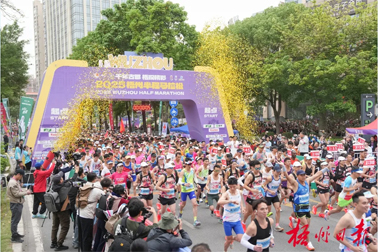 在充满岭南风情的赛道上尽情奔跑丨2025梧州半程马拉松顺利举行 蒋连生李振品出席起跑仪式