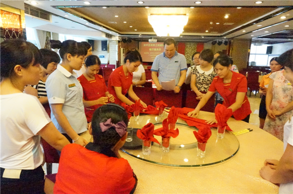 学习折杯花 潘品秀摄.JPG
