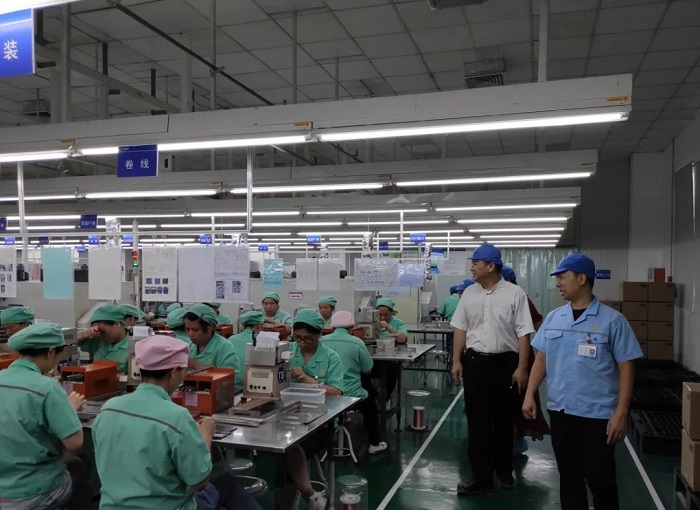 龙圩区总工会深入企业开展走访调研