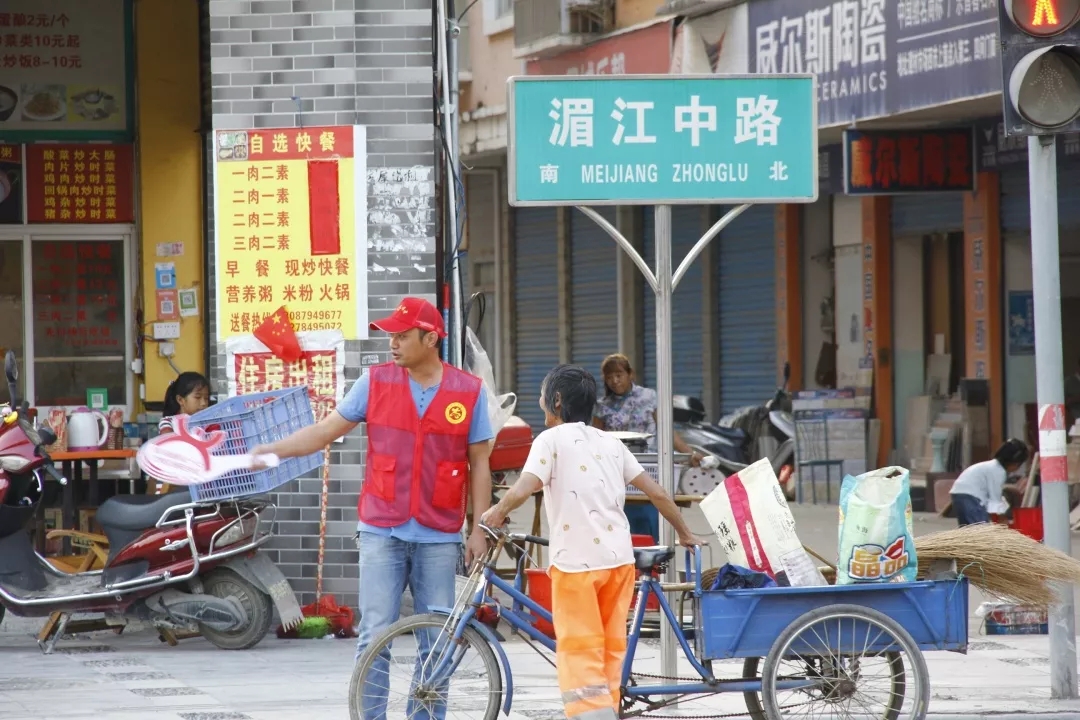 蒙山县总工会开展文明交通劝导志愿服务活动