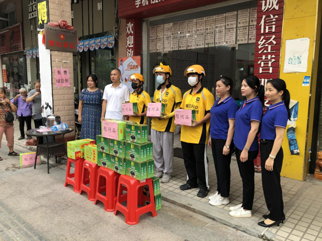 龙圩区总工会开展夏送清凉活动