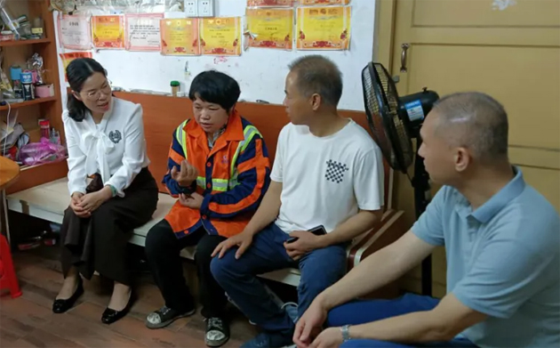 龙圩区总工会五一节前夕走访慰问困难职工 传递温暖与关怀