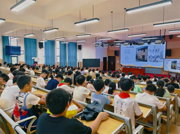 广西五一劳动奖章获得者冼友芸到苍梧第一实验小学开展主题宣讲活动