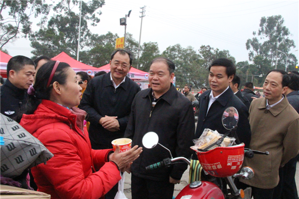 两广总工会主席在暖流行动中为返乡农民工送温暖