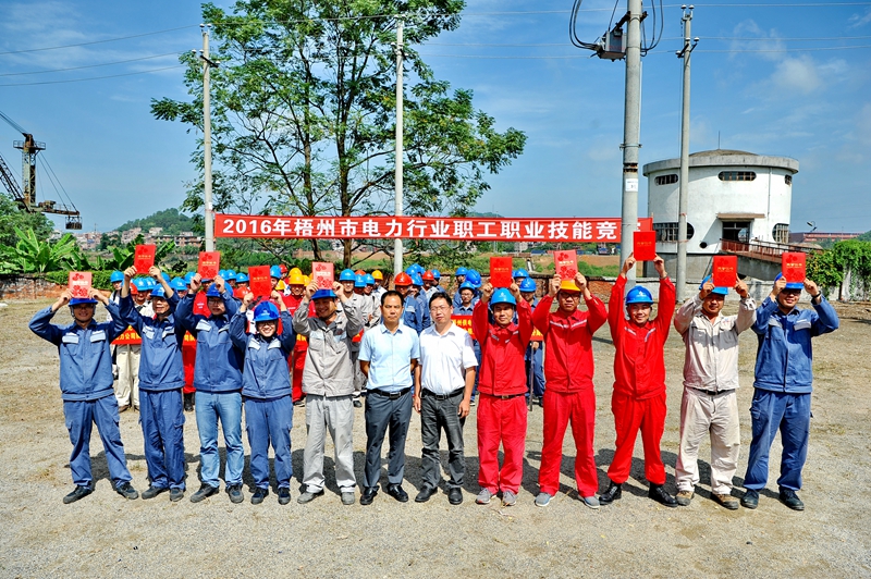 领导与获奖者合影（何华文）.jpg