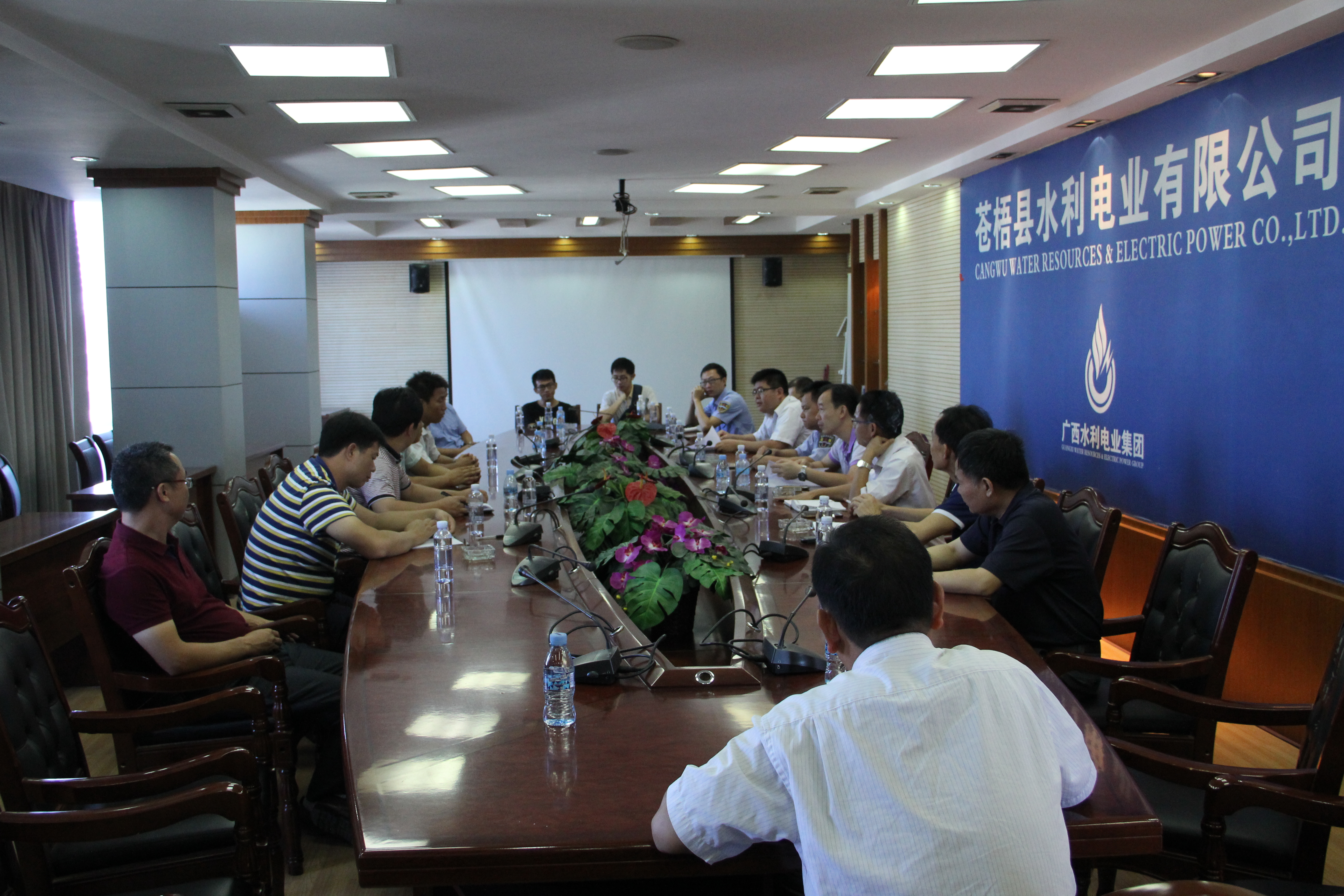 苍梧农民工跳楼讨薪事件协调会现场.JPG